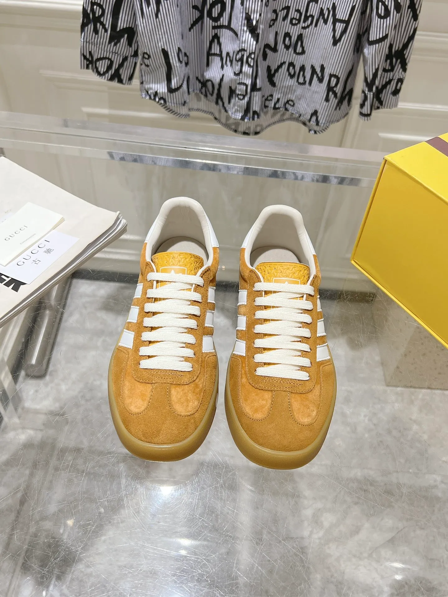 👟👟Ex-factory price 520👟👟Gucci&adidas joint limited edition couple's sneakers. A super nice joint casual sneaker with rich and bold colors! It showed everyone a completely different charm from the past! Combining retro style and youthful sports style to create a new aesthetic! Vitality yet stylish at the same time! ! Upper - made of cowhide, cowhide, cloth. Lining - sheepskin lining for foot pads. Sole - original open-molded beef tendon non-slip and wear-resistant outsole. Size: 35-47 (couple style)